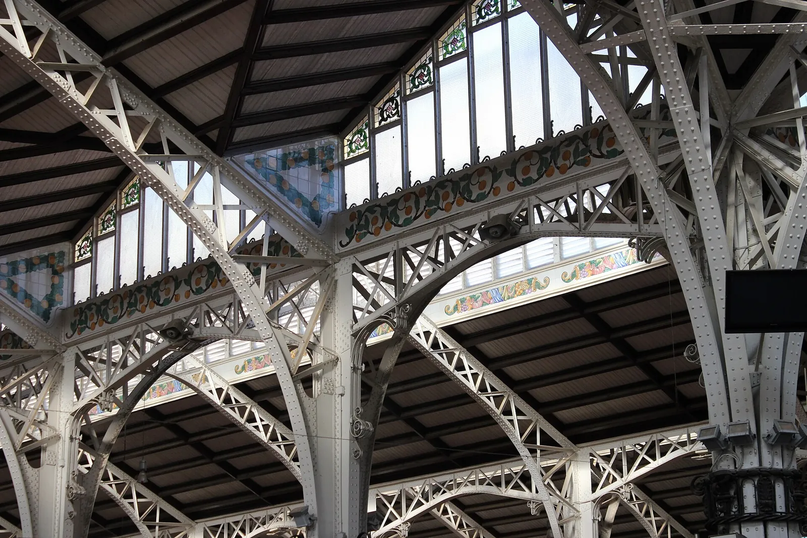 Den nittede jernramme og det flisebelagte frise under glastaget i Mercado Central i Valencia